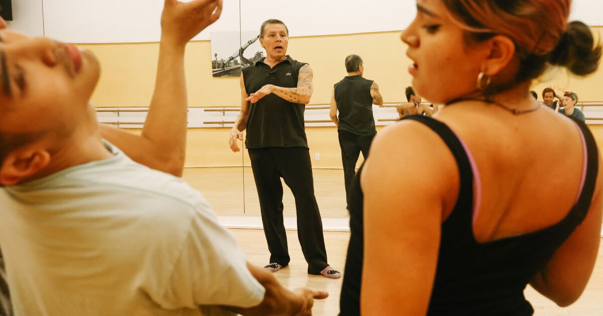 Dos bailarinas de Los Ángeles se niegan a dejar que un estilo de baile queer desaparezca Dos bailarinas de Los Ángeles se niegan a dejar que un estilo de baile queer desaparezca