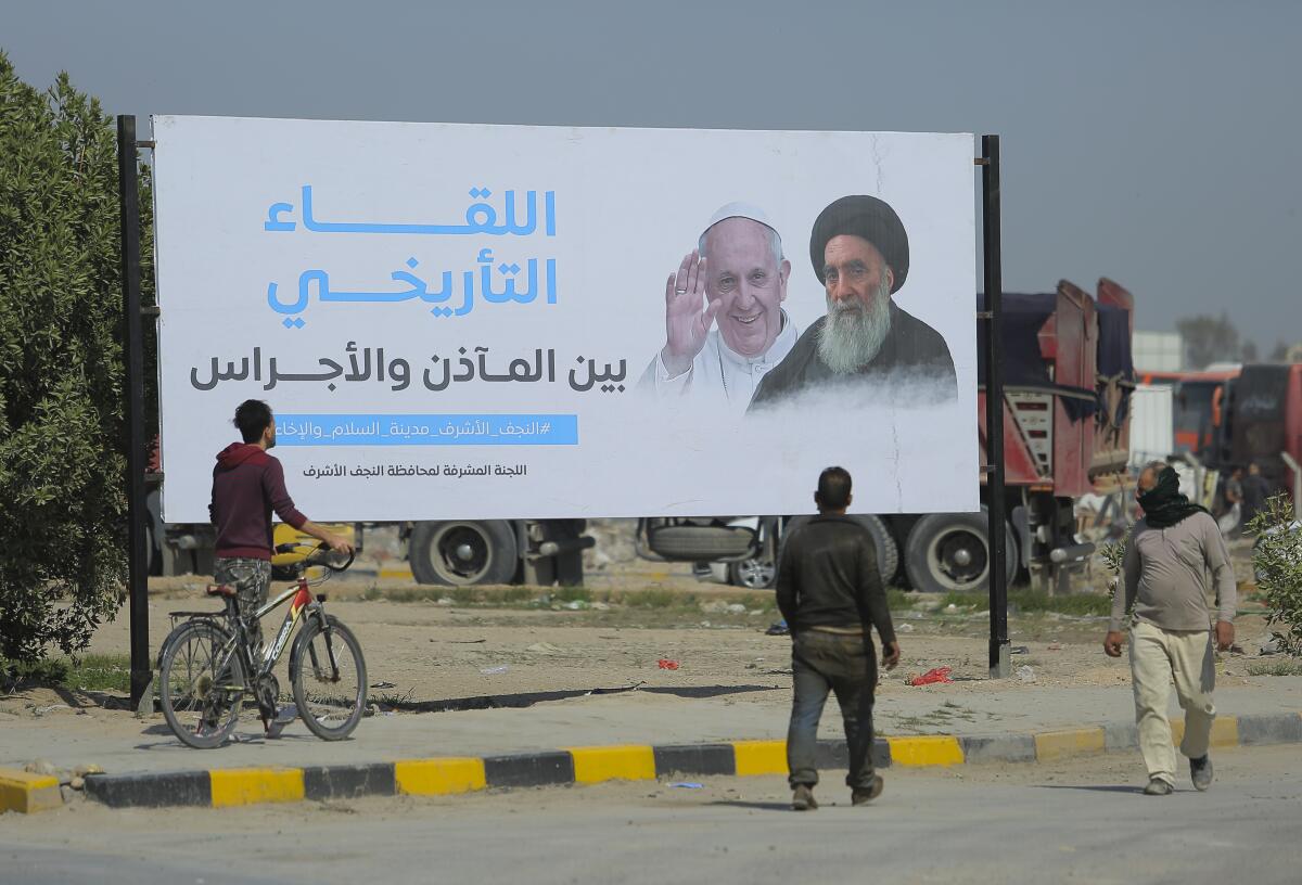 Un gran cartel anuncia el encuentro entre el Papa Francisco y el gran ayatola chiíta Ali al-Sistani en Najaf, Irak.