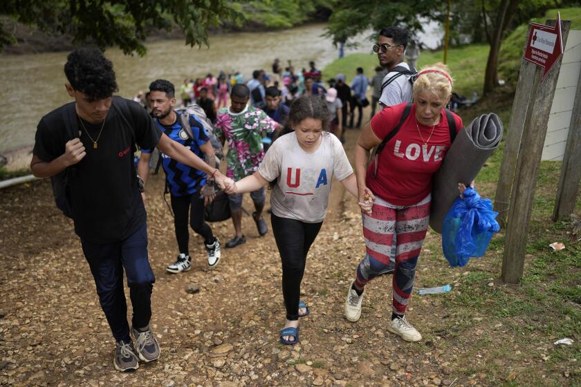 Los migrantes llegan a Lajas Blancas, Panamá, después de cruzar el Tapón del Darién desde Colombia con la esperanza de llegar a Estados Unidos, el jueves 26 de septiembre de 2024, (AP Foto/Matias Delacroix)