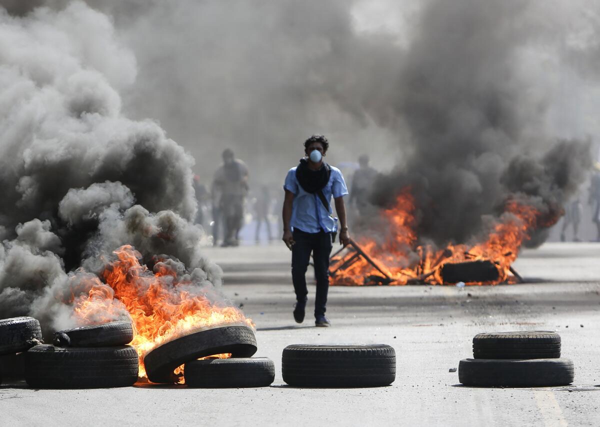 Un manifestante camina entre barricadas en llamas en Managua, Nicaragua, en 2018.