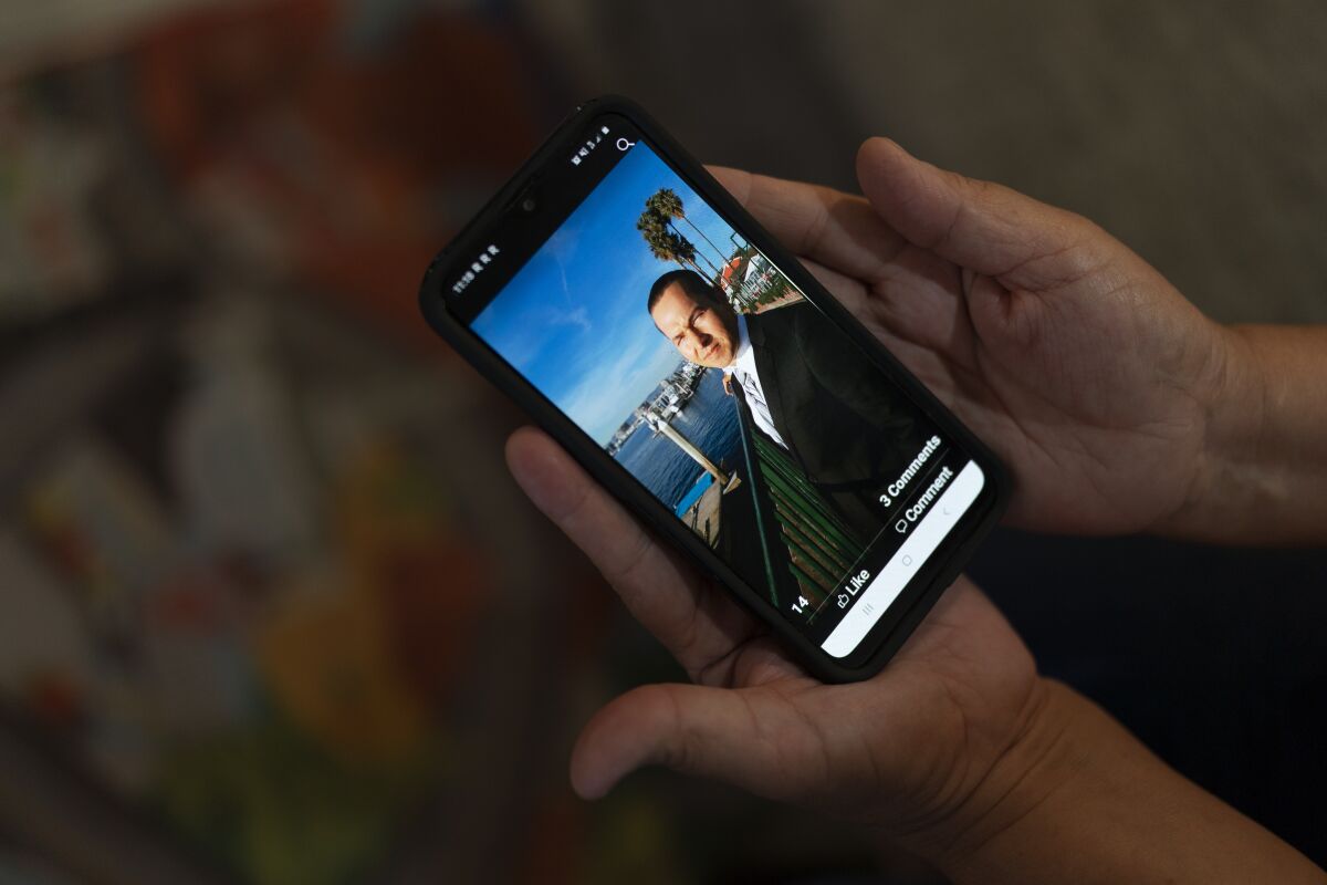 Ana Sandoval, telefonunda Eyvin Hernandez'in bir fotoğrafını gösteriyor