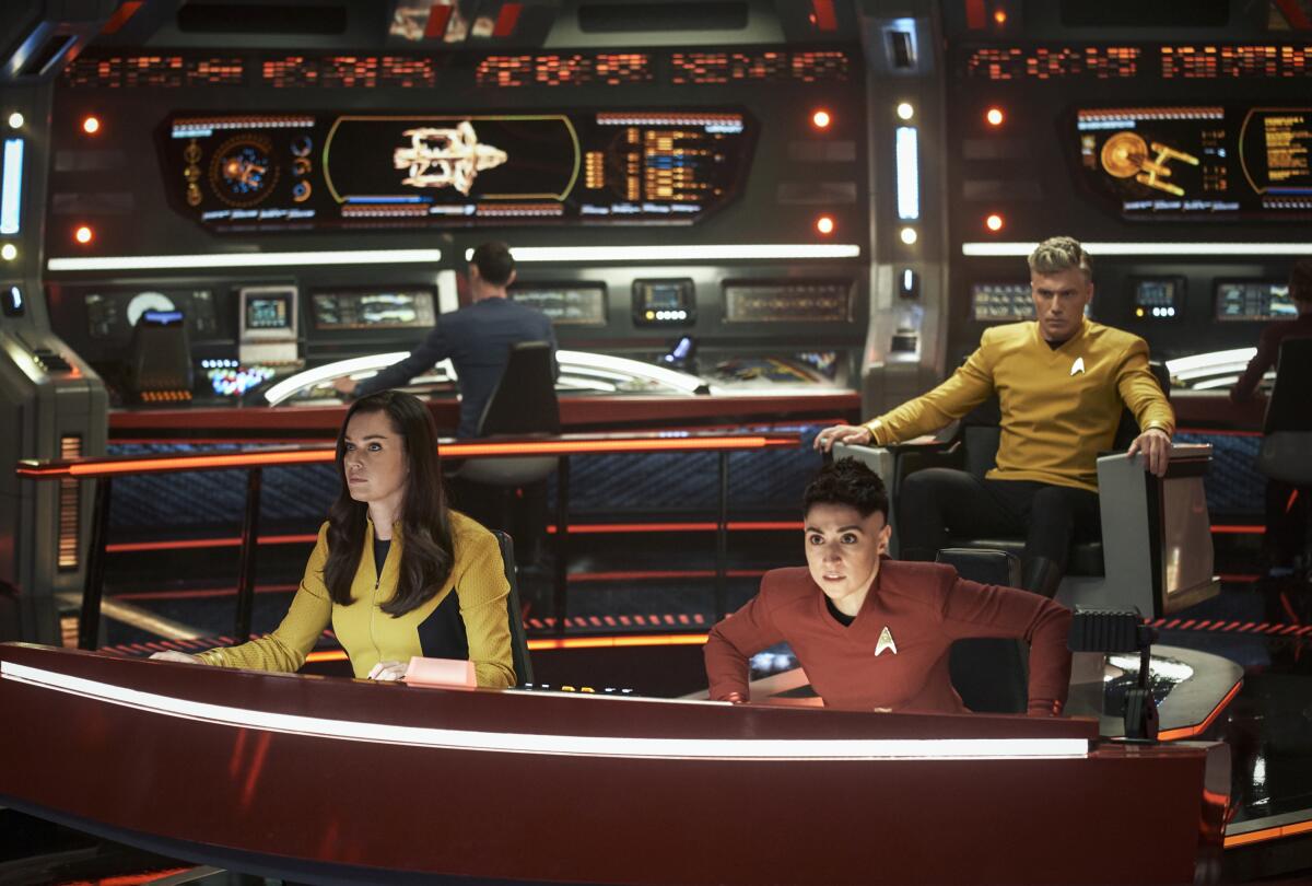 Rebecca Romijn como Una, Ethan Peck como Spock, Melissa Navia como Ortegas y Anson Mount como Pike en una escena