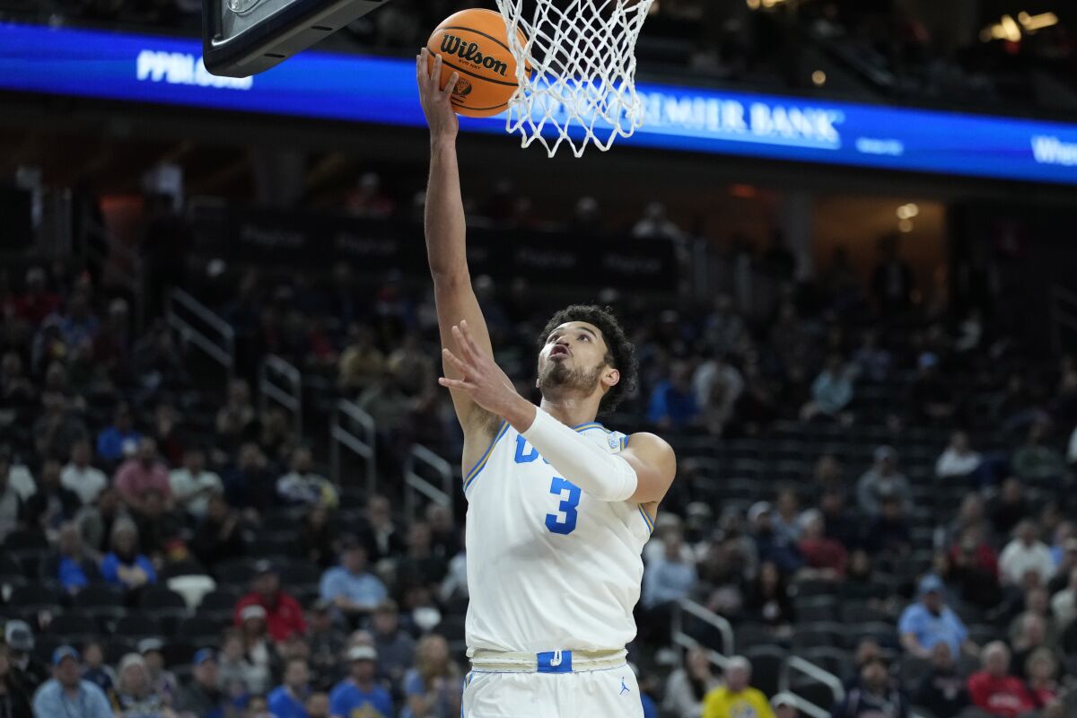 UCLA's Johnny Juzang, who scored 10 points, goes up for a layup against USC.