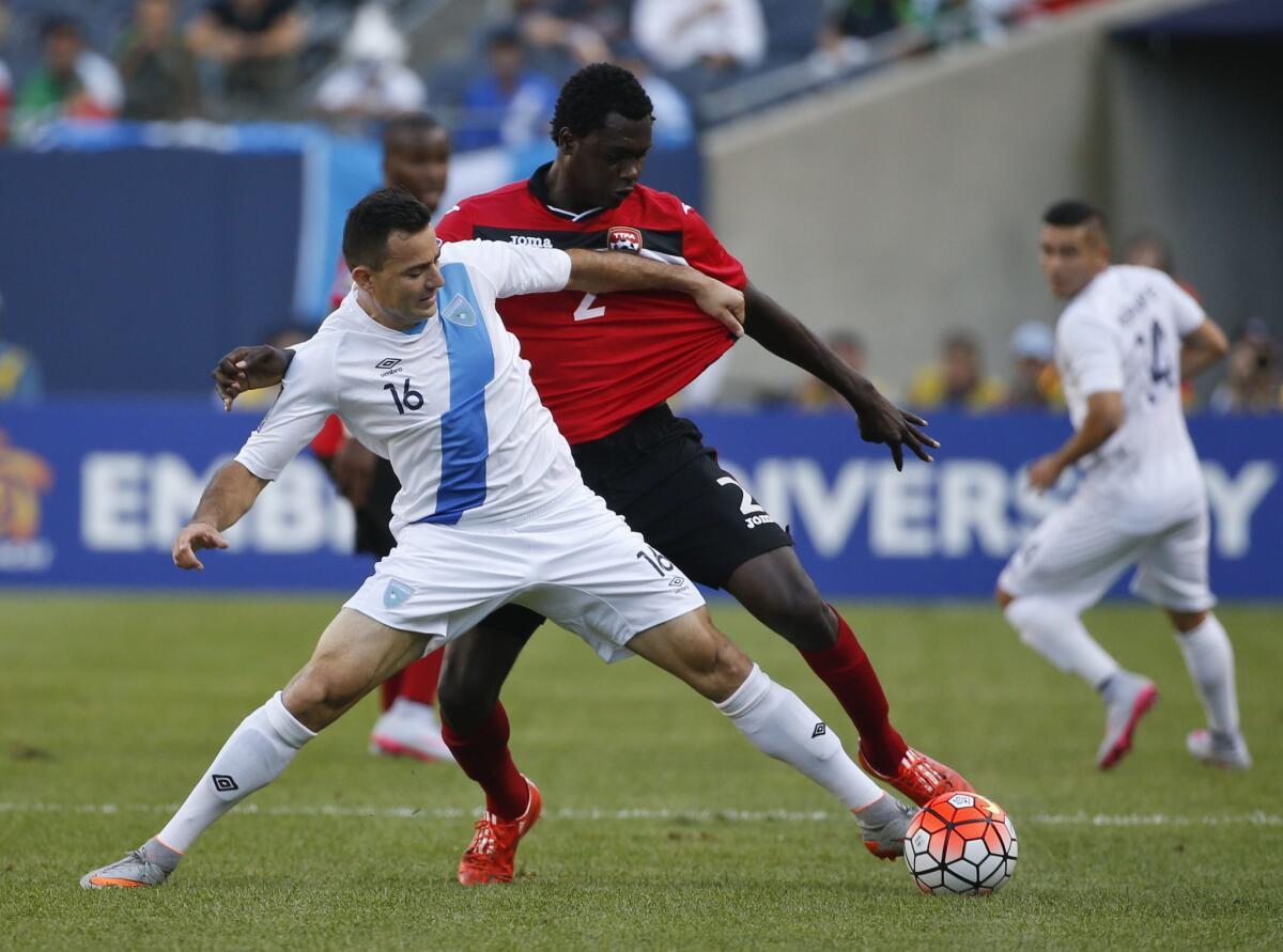 El jugador de la selección nacional de fútbol de Trinidad y Tobago Aubrey David (d) disputa el balón con Marco Pappa (i) de Guatemala hoy, jueves 9 de julio de 2015, durante un juego del Copa de Oro 2015.