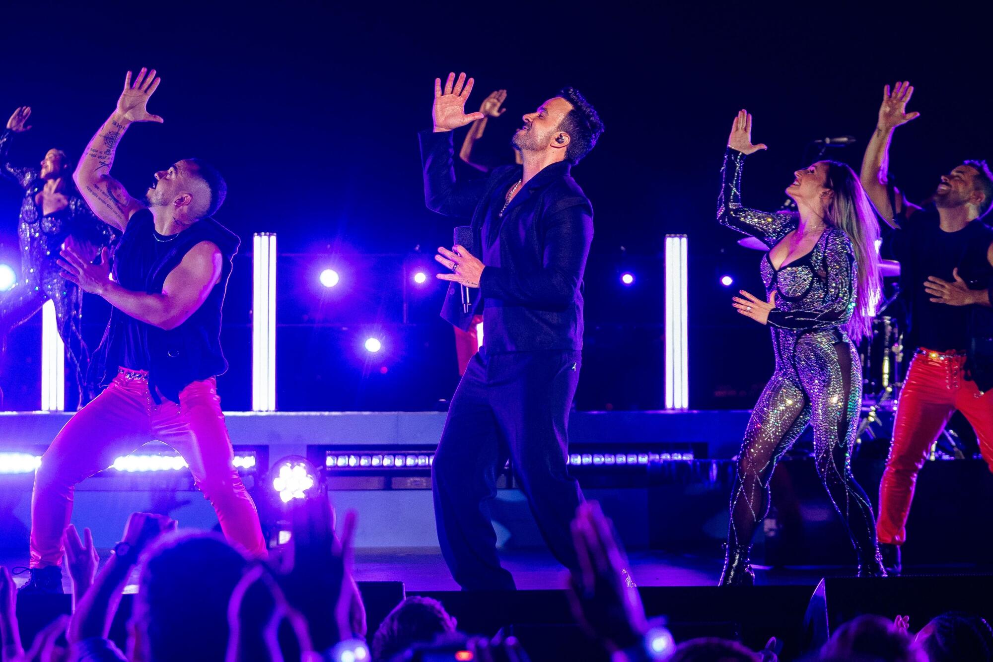 Fonsi participó como el único artista latino en el espectáculo Macy’s