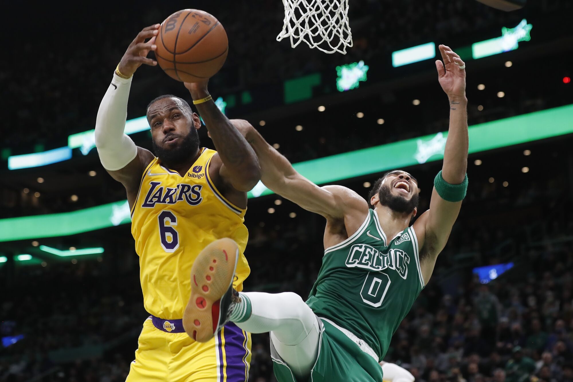 L'attaquant des Lakers LeBron James attrape un rebond de l'attaquant des Celtics Jayson Tatum.