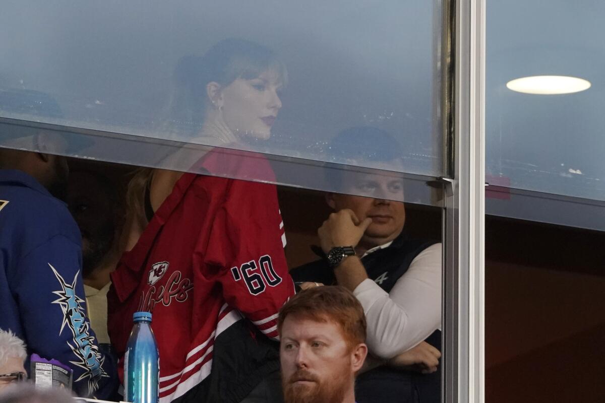 Taylor Swift Supports Travis Kelce at Chiefs Football Game [VIDEO