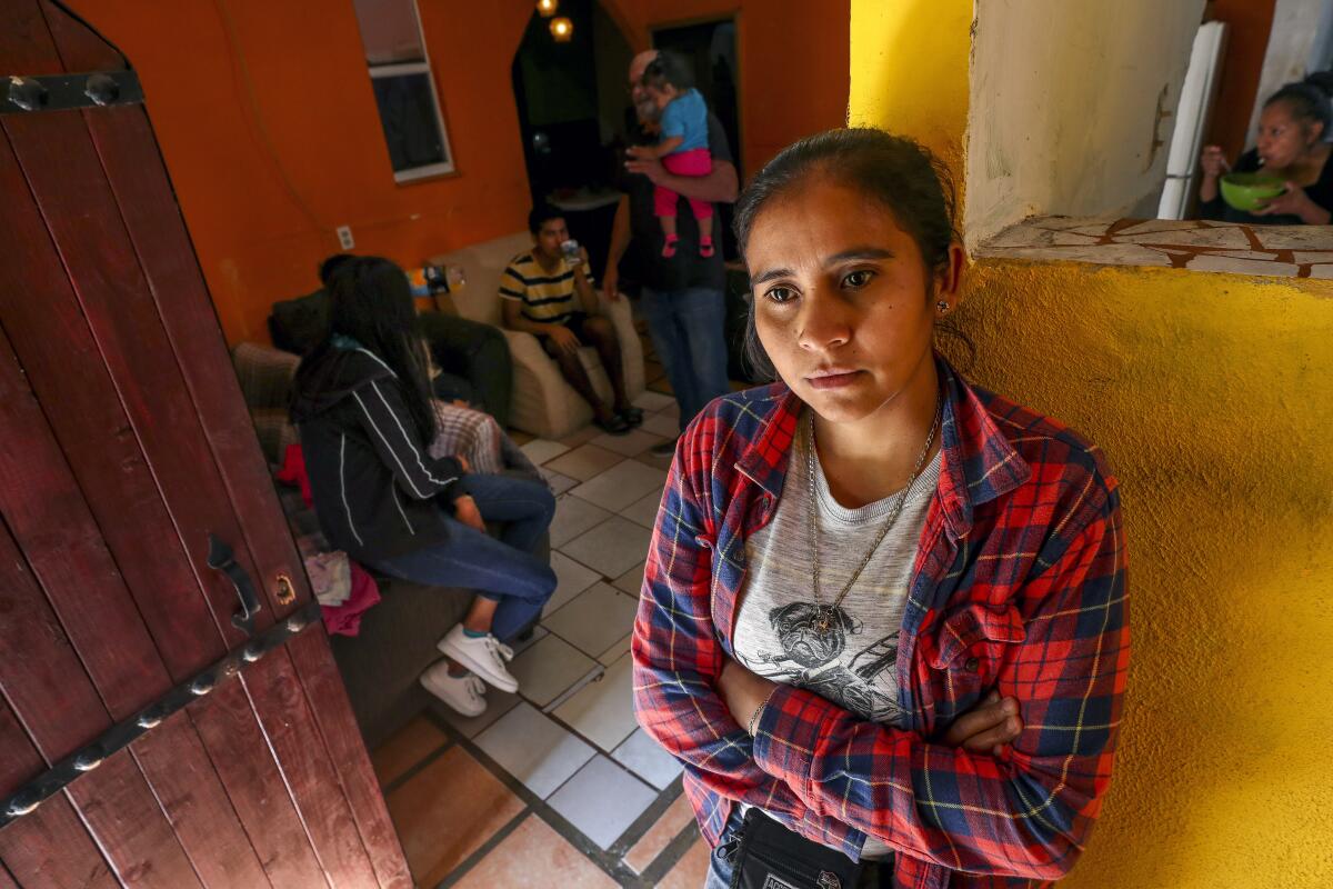 Yenni López, de 33 años, de Honduras, se encuentra en Su Casa, un hogar para migrantes centroamericanos que ella ayuda a dirigir, en Tijuana, México, el jueves 14 de noviembre de 2019.