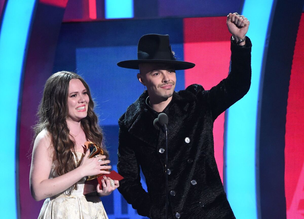 Joy Huerta y Jesse Huerta durante su triunfo en el Latin Grammy más reciente; ahora podrían llegar a una posición más elevada debido a su nominación en el Grammy.