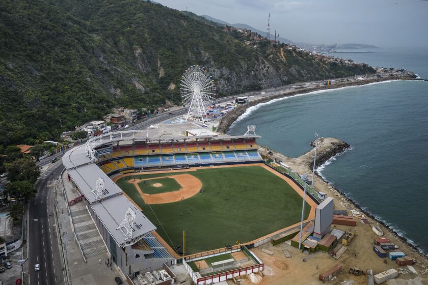 Vista del estadio de béisbol Jorge Luis García Carneiro en La Guaira, Venezuela, sede de varios juegos de la Serie del Caribe. (AP Foto/Matías Delacroix)