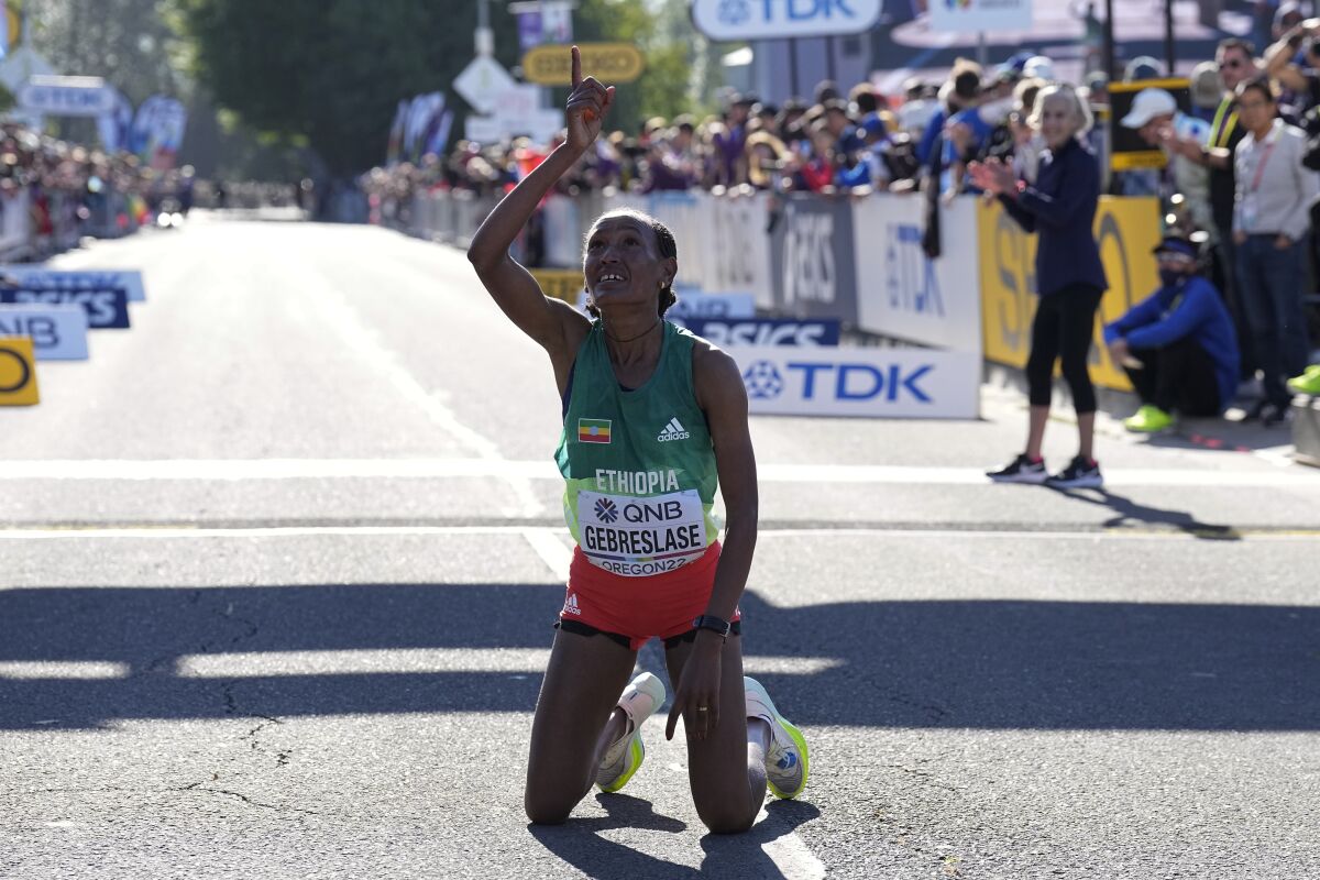 La etíope Gotytom Gebreslase festeja luego de ganar el maratón del Mundial de atletismo,