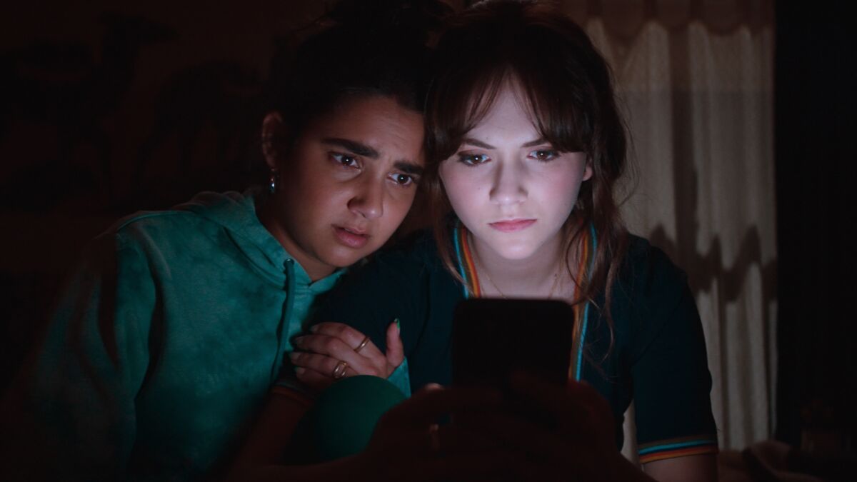 Sundance: How 'Cat Person' film ruins New Yorker short story Geraldine Viswanathan and Emilia Jones look at a screen in the movie "Cat Person."
