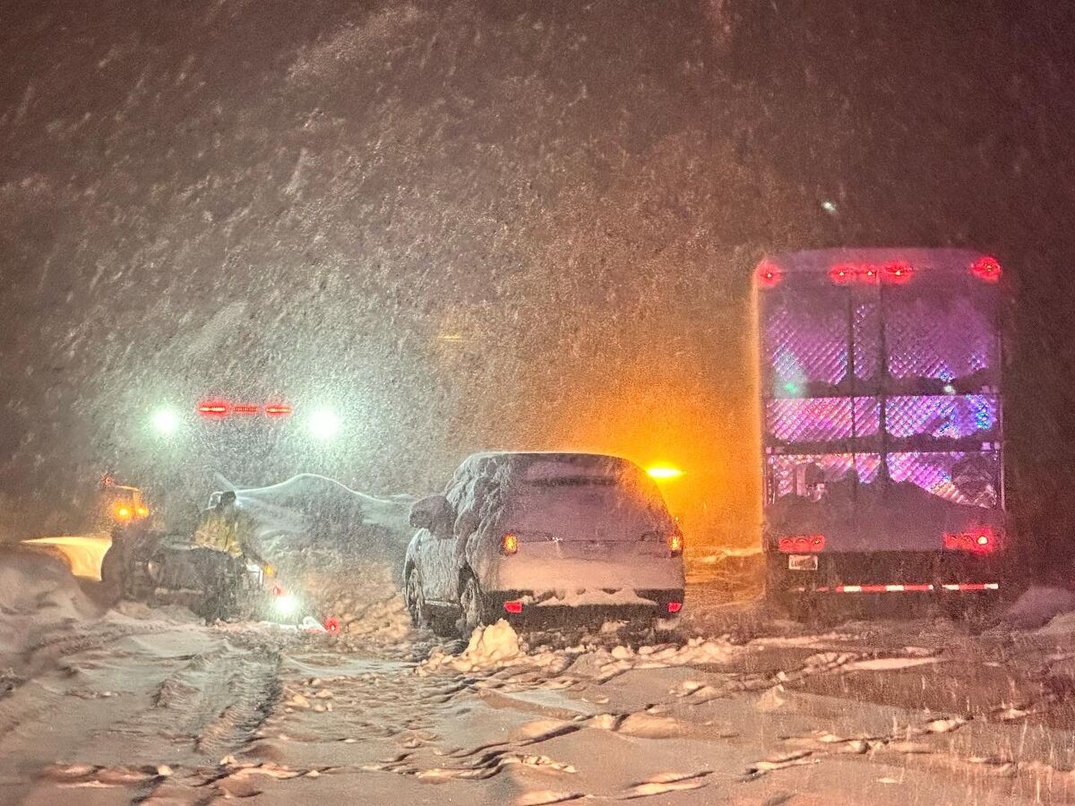 Véhicules bloqués le long de l'autoroute 80 à la frontière entre la Californie et le Nevada.