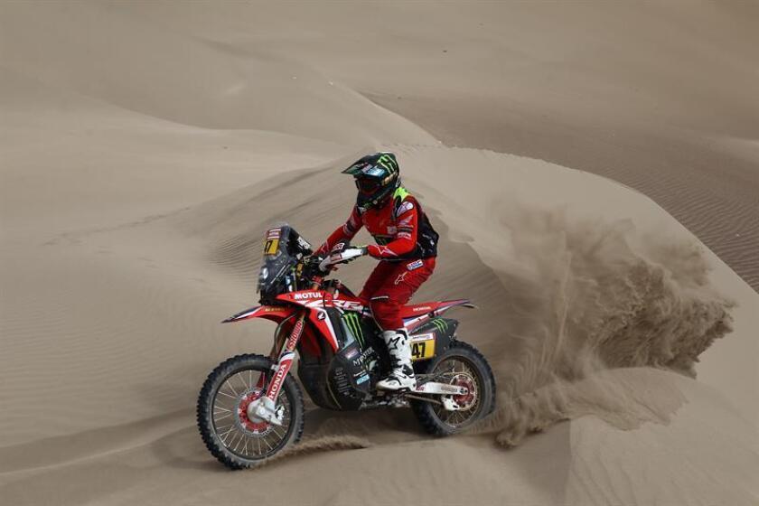 El piloto argentino Kevin Benavides (Honda) corre la sexta etapa del Rally Dakar 2019 entre Arequipa y San Juan de Marcona (Perú). EFE/Archivo
