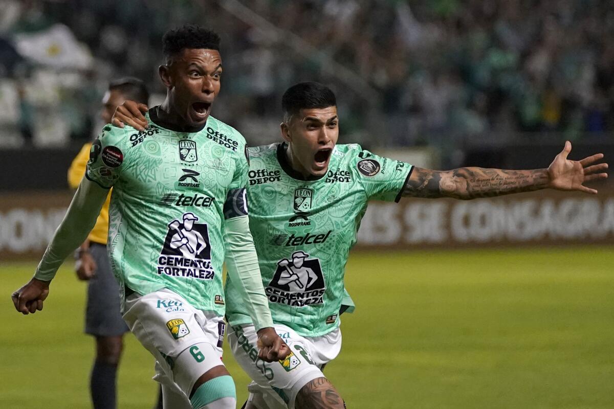 El colombiano William Tesillo (izquierda), de León, festeja con su compañero Adonis FRías, tras anotar ante Los Angeles FC