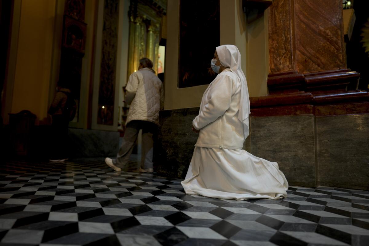 Una monja reza en la Catedral de Salta, Argentina