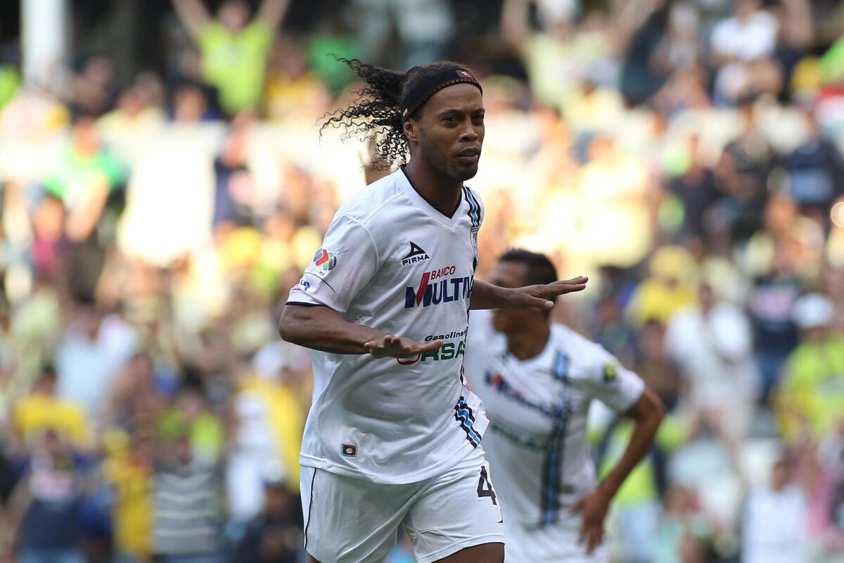 El jugador Ronaldo de Asis "Ronaldinho" de Querétaro celebra una anotación ante América.