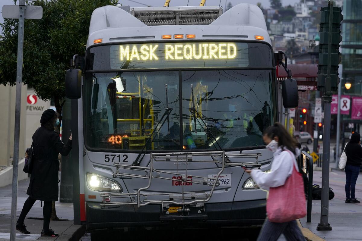 Un letrero en un autobús de Muni en San Francisco indica que los pasajeros deben usar mascarilla.