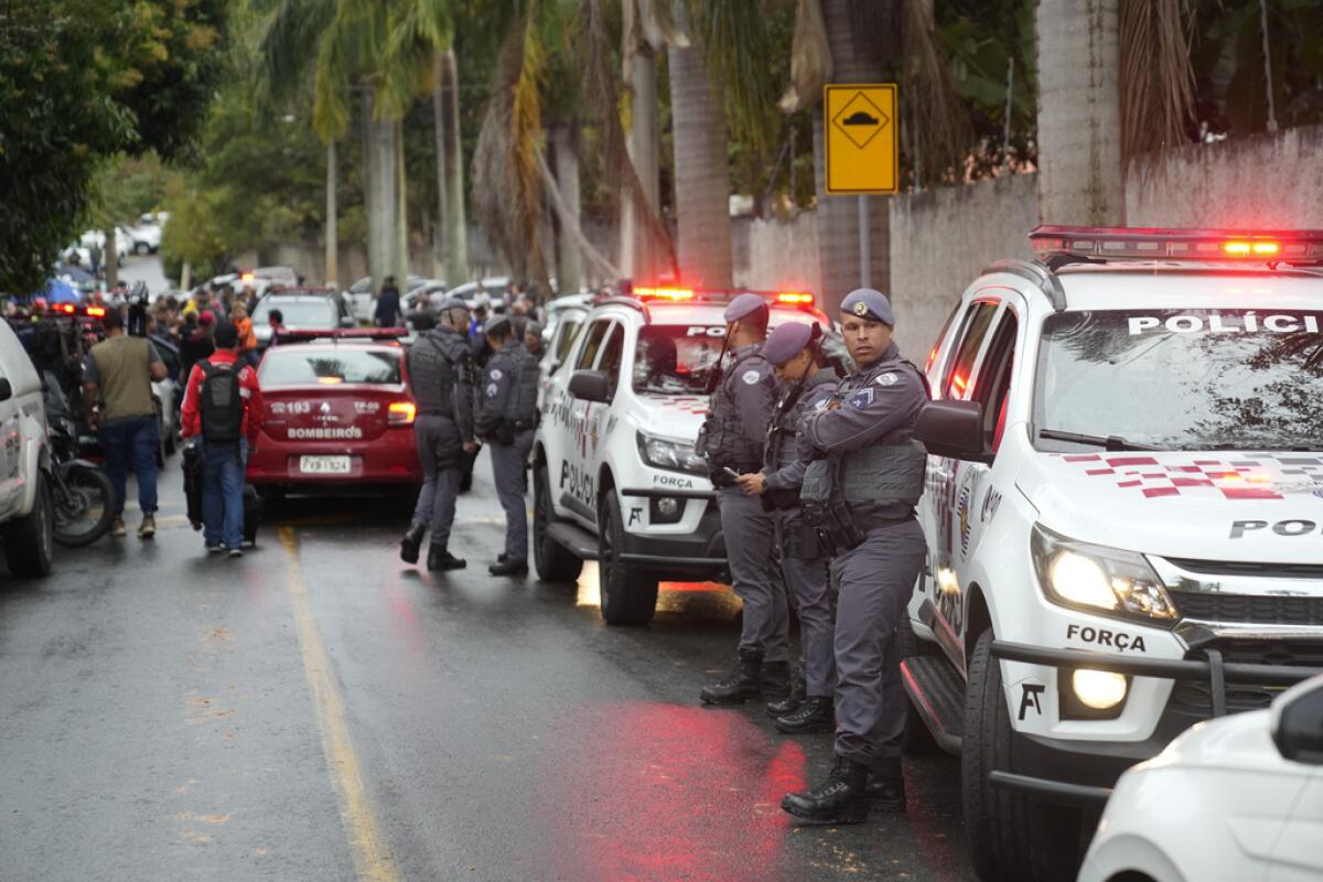 Policías resguardan la calle que va a una zona residencial 