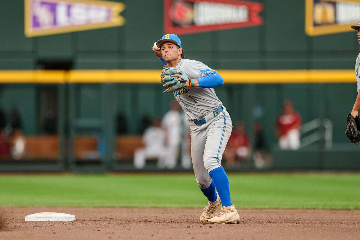 UCLA Shortstop Roch Cholowski, Erkekler Koleji Dünya Serisinde Arkansas'a karşı atıyor.