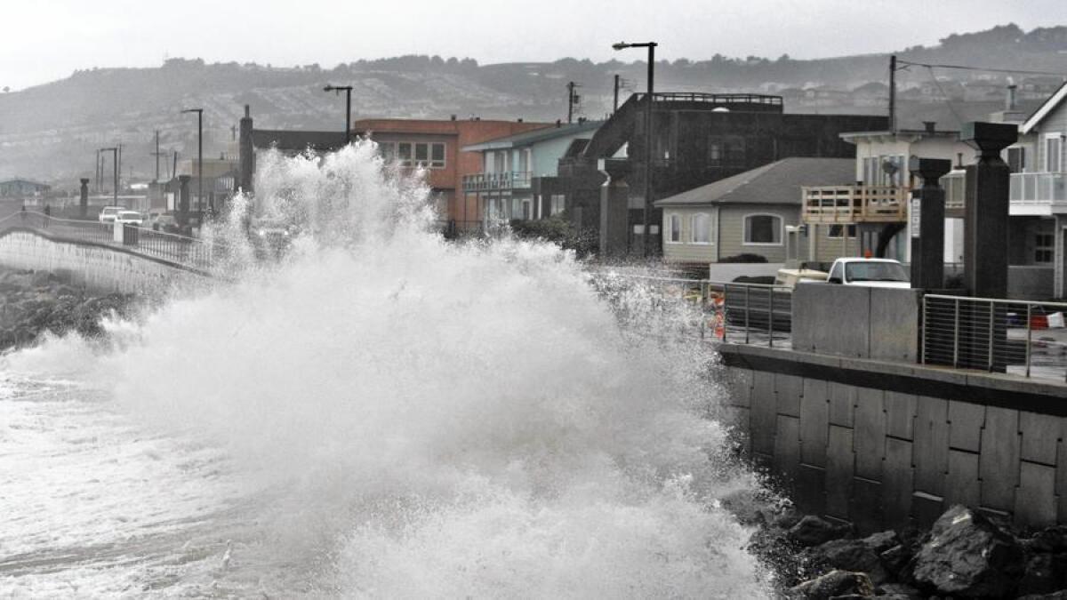 Las olas chocan contra una pared en Pacifica, California, en 2010. Los niveles del mar en la costa oeste han estado bajos en años recientes debido a un patrón en el clima que ha hecho descender las temperaturas del océano, dicen los científicos. Sin embargo, esto está a punto de revertirse.