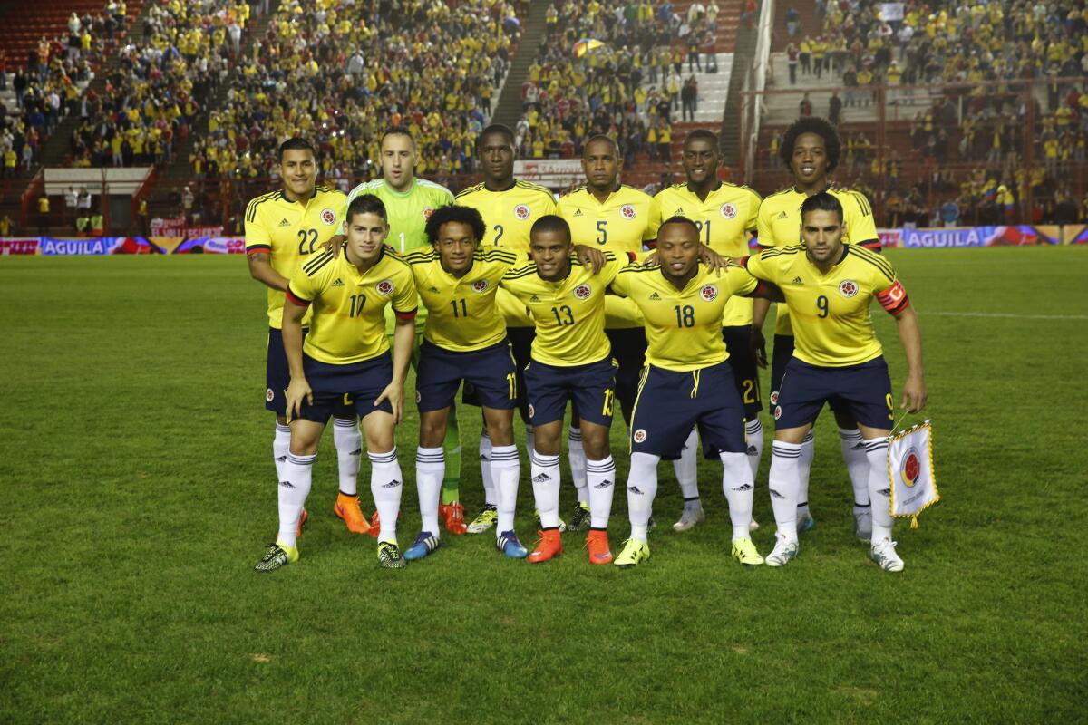 Jugadores de Colombia posan para una fotografía hoy, sábado 6 de Junio de 2015, previo a un partido amistoso ante Costa Rica que se disputa en el estadio de Argentinos Juniors, en Buenos Aires (Argentina).