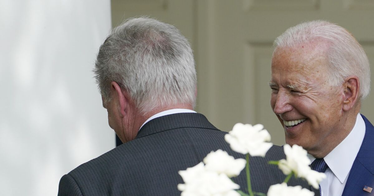 Biden y McCarthy llegan a un acuerdo de última hora para aumentar el límite de deuda