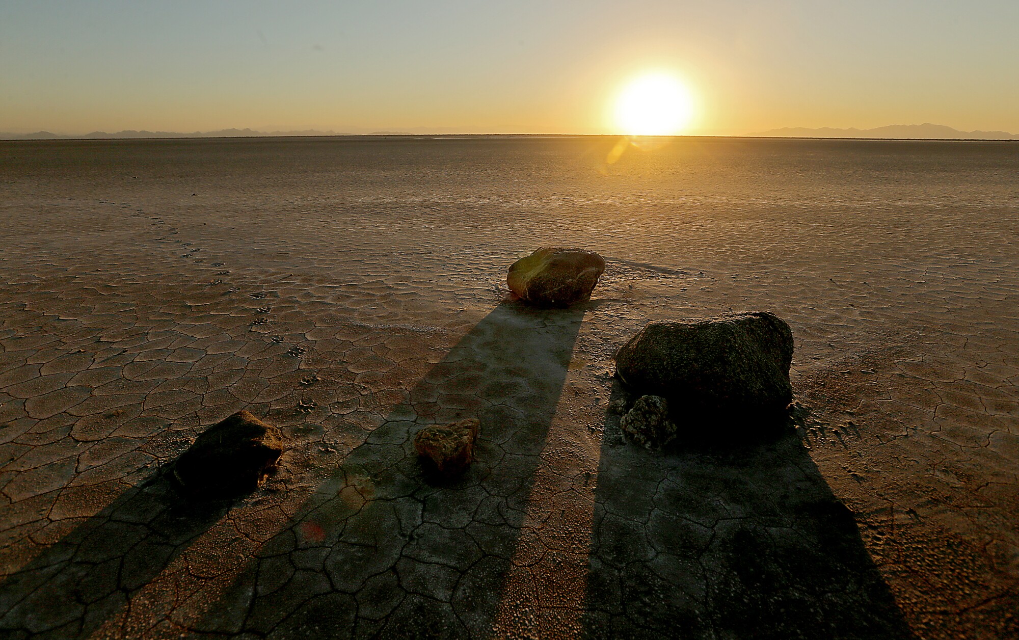 Taşlar, Meksika'daki Colorado Nehri Deltası'nın güney ucundaki kuru bir tuz bataklığı üzerinde uzun gölgeler oluşturuyor.