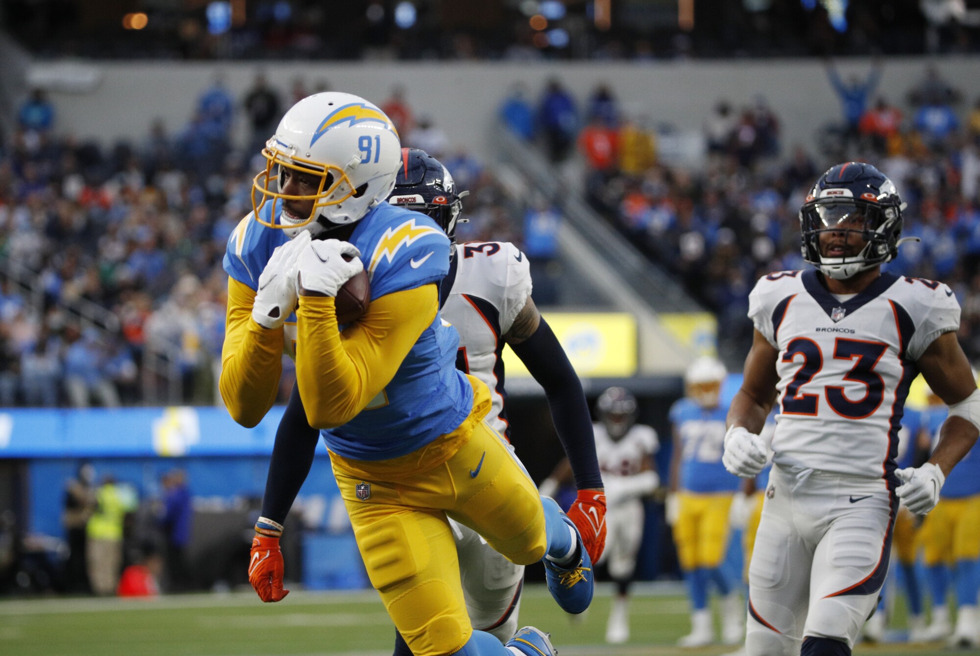 Wide receiver chargers Mike Williams pulls out a TD to catch in front of Justin Simmons of the Denver Broncos.