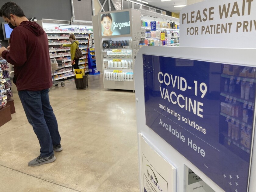  Una persona espera que lo llamen para recibir una inyección de refuerzo de una vacuna contra el COVID-19 