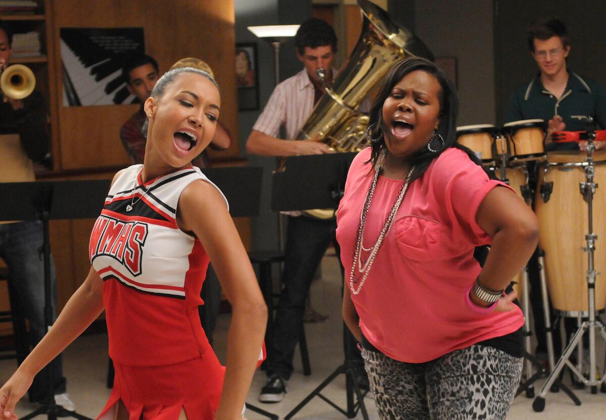 Naya Rivera's Santana and Amber Riley's Mercedes sing and dance on 'Glee'