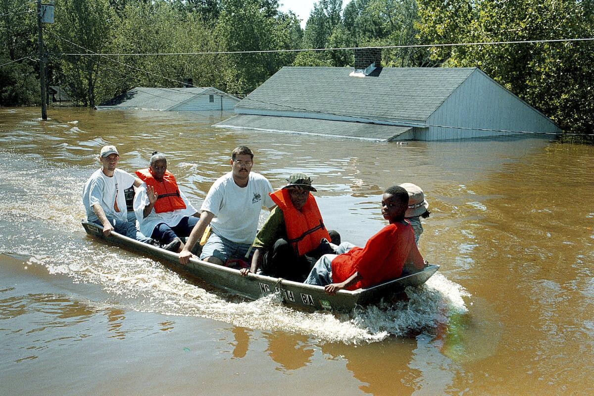 Residentes de Princeville son rescatados por una lancha durante las inundaciones 