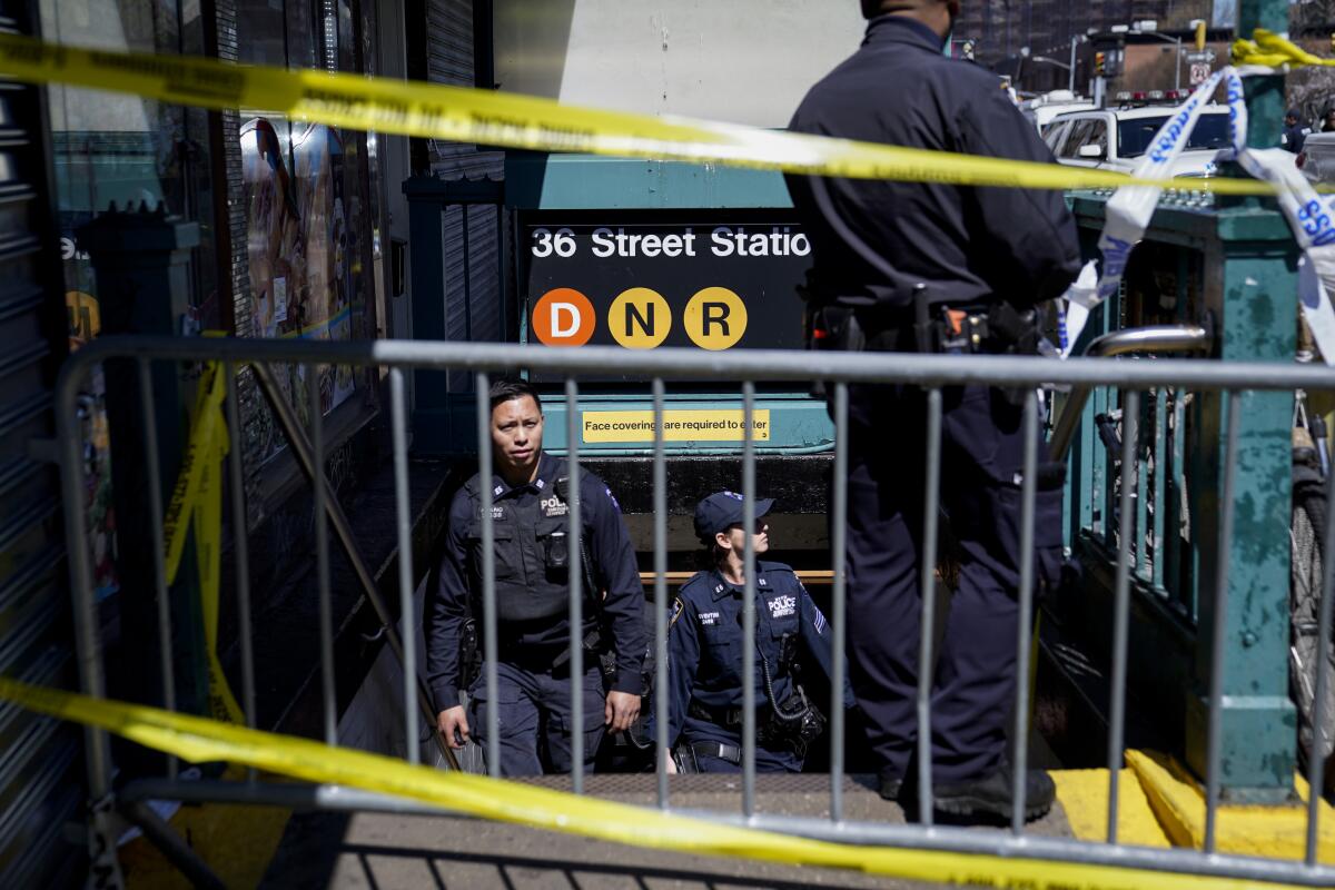 Personal de emergencia en la entrada de una estación de metro en Brooklyn, Nueva York,