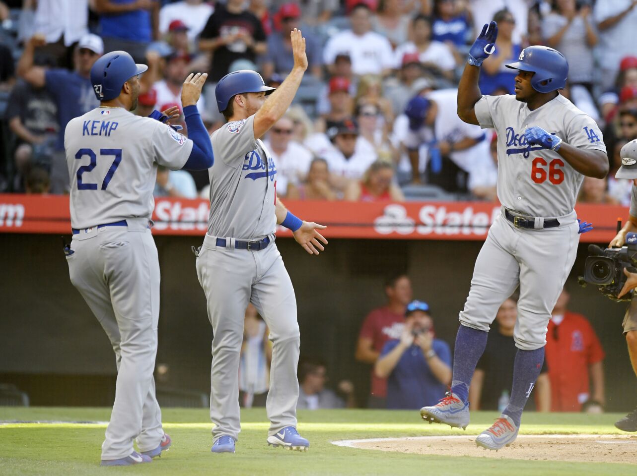 Yasiel Puig has two hits in debut as Dodgers top Padres