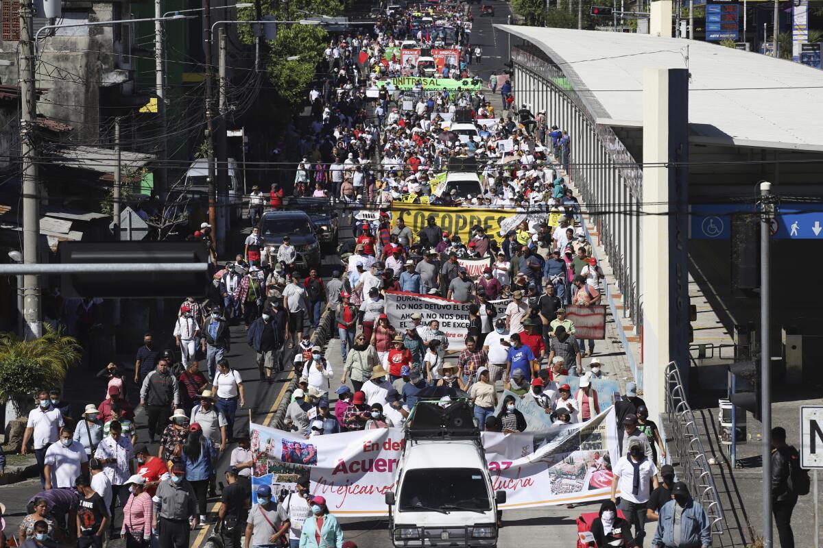 Cientos de salvadoreños marchan por la Alameda Juan Pablo II en San Salvador