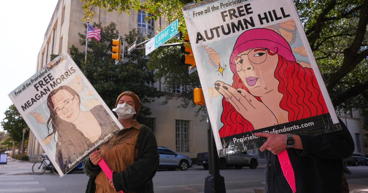 Oito indiciados por acusações de terrorismo por atirar no local do ICE no Texas