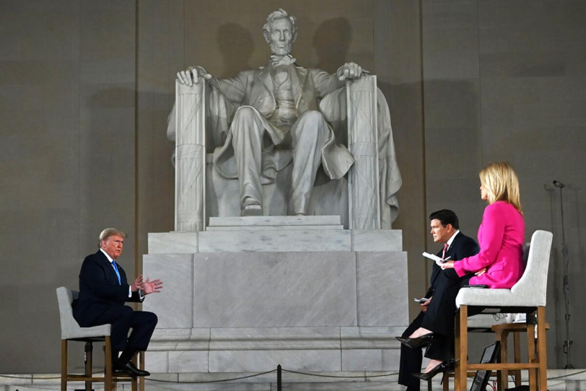 El presidente Trump es entrevistado durante una reunión comunitaria virtual de Fox News en Washington.