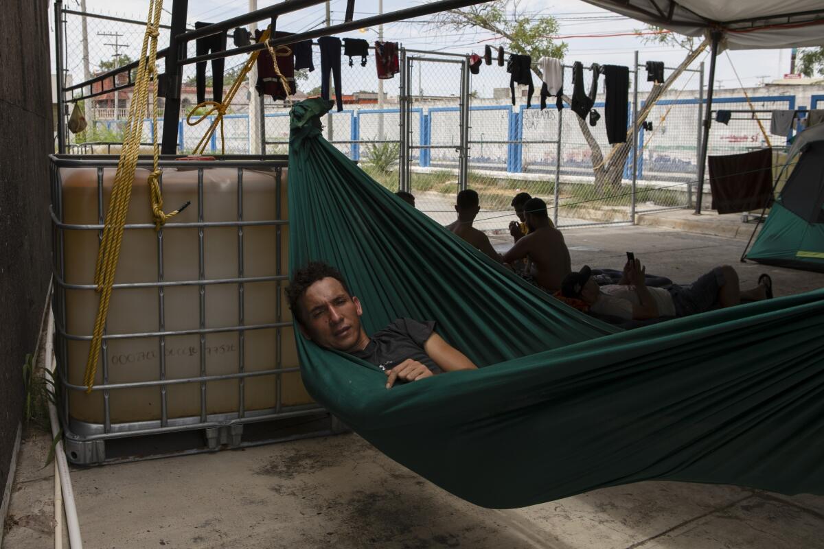 Un migrante descansa sobre su hamaca en un albergue el miércoles 16 de agosto de 2023,