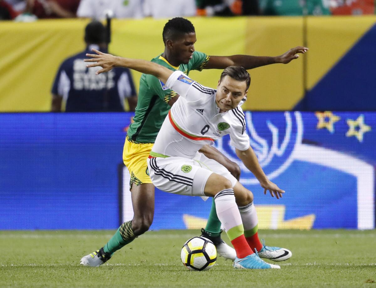 ARCHIVO. El delantero de México Erick Torres, al frente, pelea por el control del balón con el defensor de Jamaica Damion Lowe en la primera mitad de un partido de futbol de la Copa Oro de CONCACAF el jueves 13 de julio de 2017 en Denver. (AP Photo / David Zalubowski)
