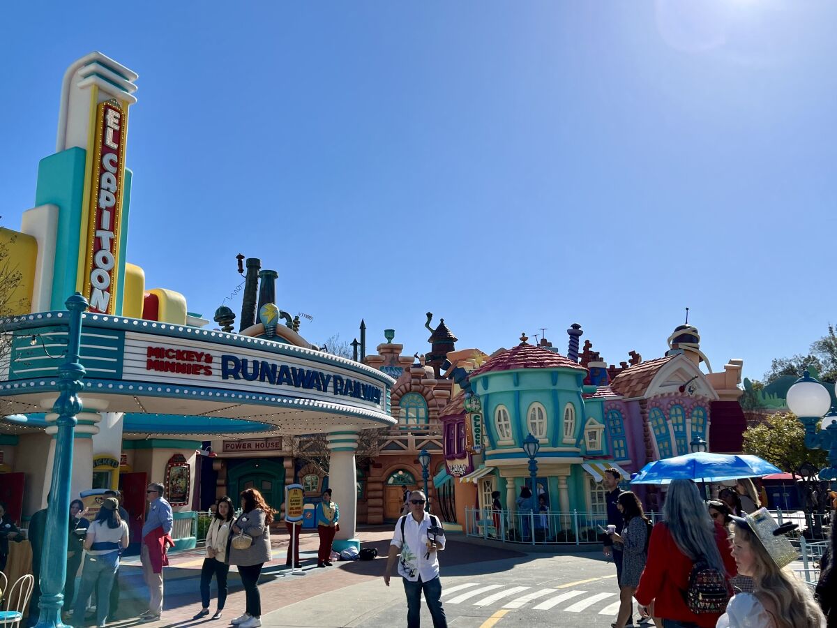 Ferrocarril fugitivo de Mickey y Minnie en Toontown.
