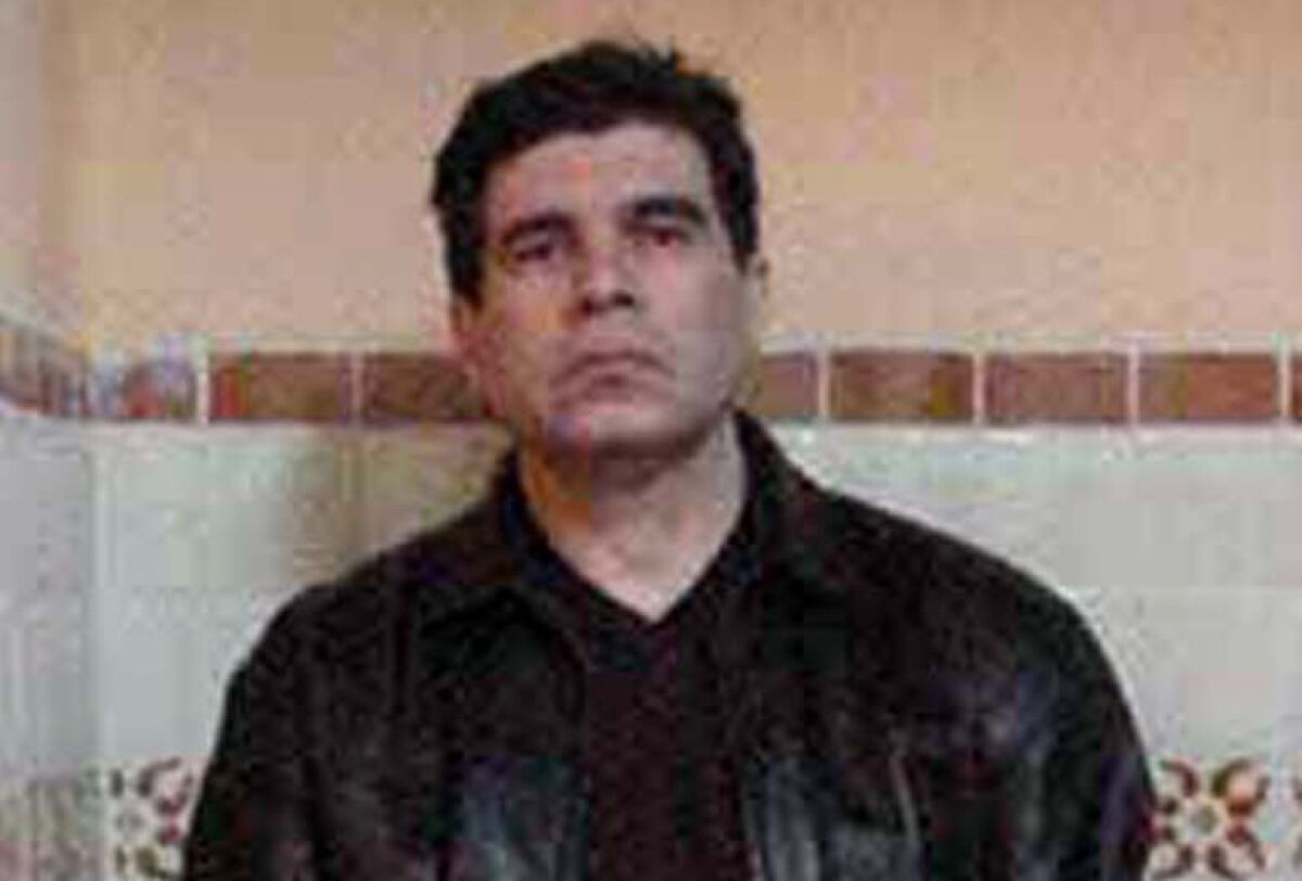 Una foto de archivo muestra al narcotraficante Benjamín Arellano Félix el día de su detención en su casa de Puebla, México.