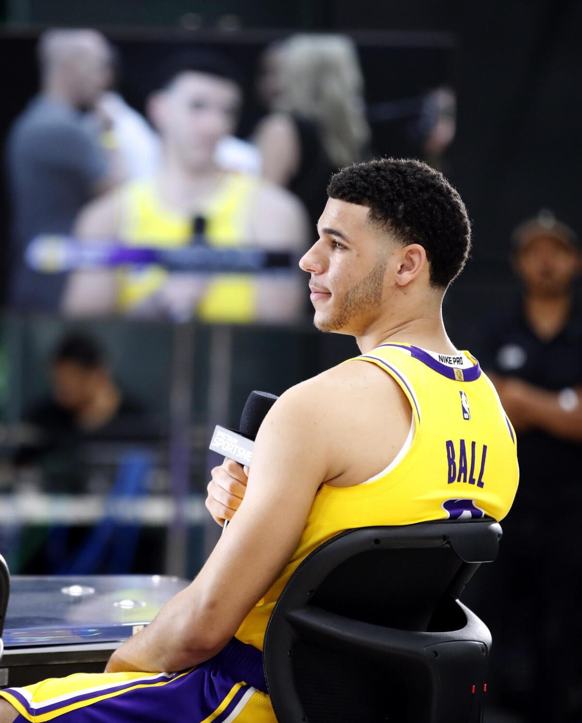 El jugador de los Lakers de Los ?ngeles Lonzo Ball participa en una conferencia de prensa hoy, lunes 24 de septiembre de 2018, en la Universidad de California en Los ?ngeles (UCLA), en El Segundo, Los ?ngeles (EE.UU.).