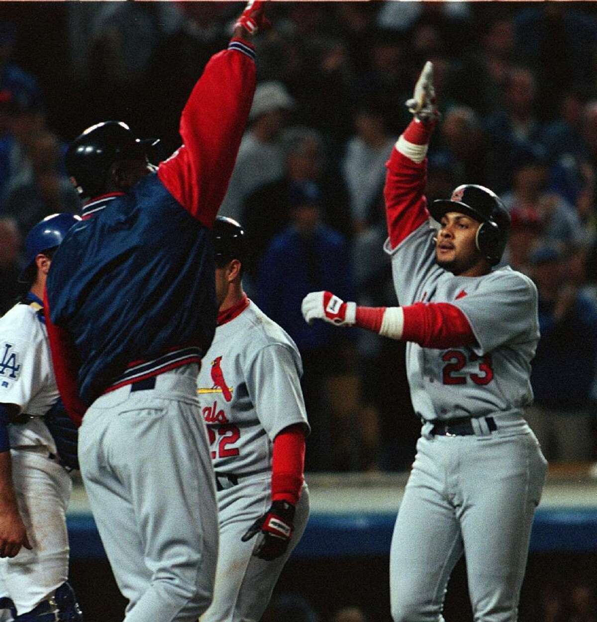 Cardinals become first team in MLB history to hit 4 straight home