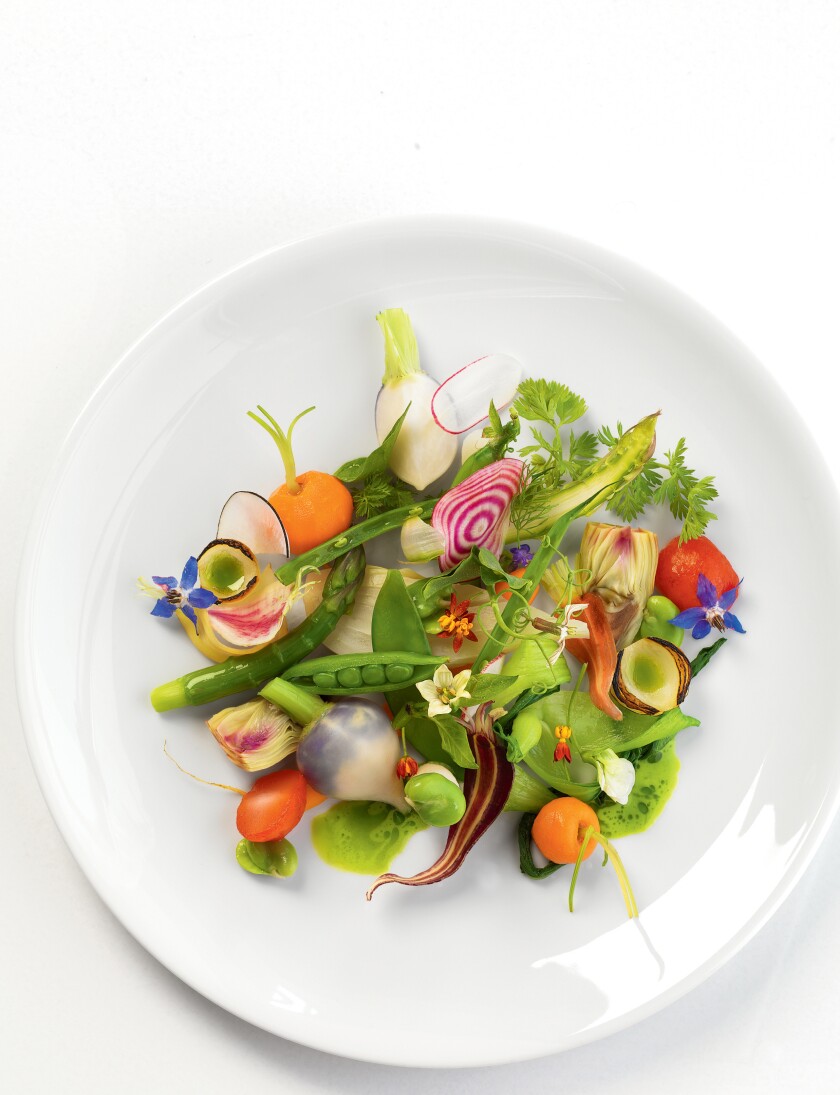 L'approche moderne du chef Tony Esno à la cuisine française classique est mise en vedette dans son élégant menu Knife Pleat.