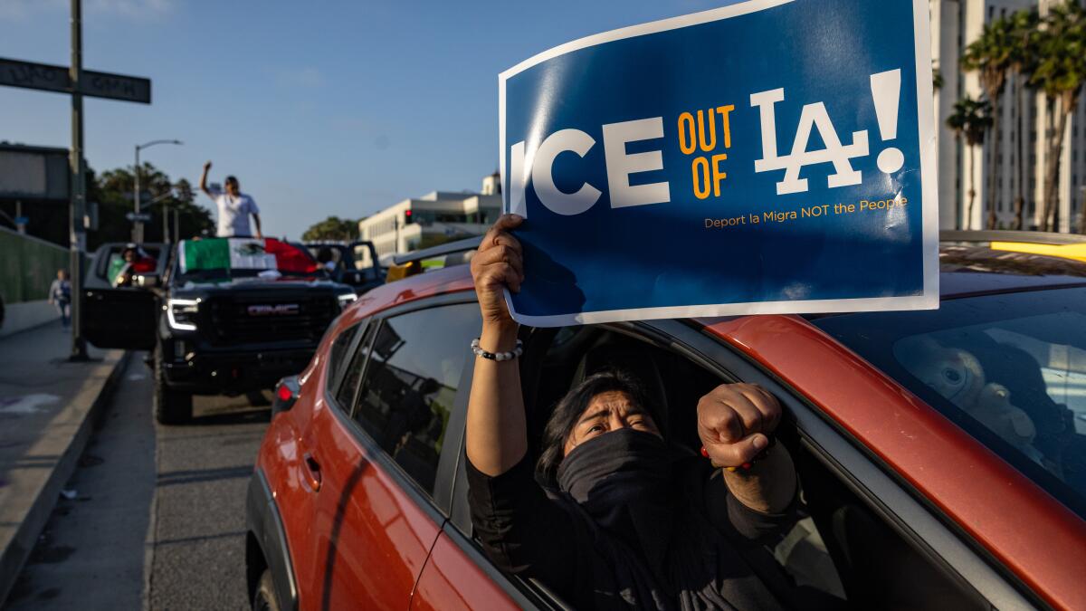 History shows mᴀss deportations don't work. So why does Trump want them? - Los Angeles Times