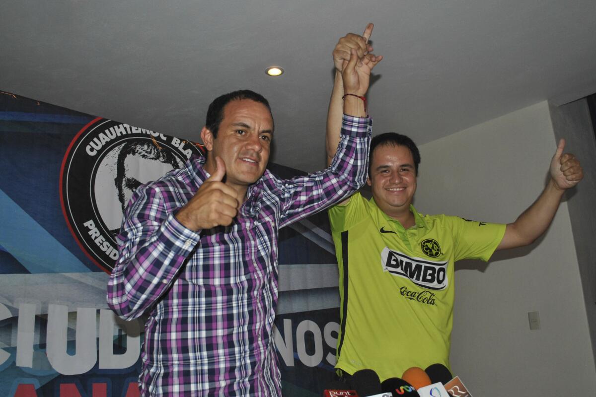 El ex futbolista mexicano Cuauhtémoc Blanco (izquierda) festeja junto con Eduardo Bordonave, preesidente del Partido Social Demócrata (PSD) del estado de Morelos, luego de las elecciones de alcalde en la ciudad de Cuernavaca, el domingo 7 de junio de 2015.