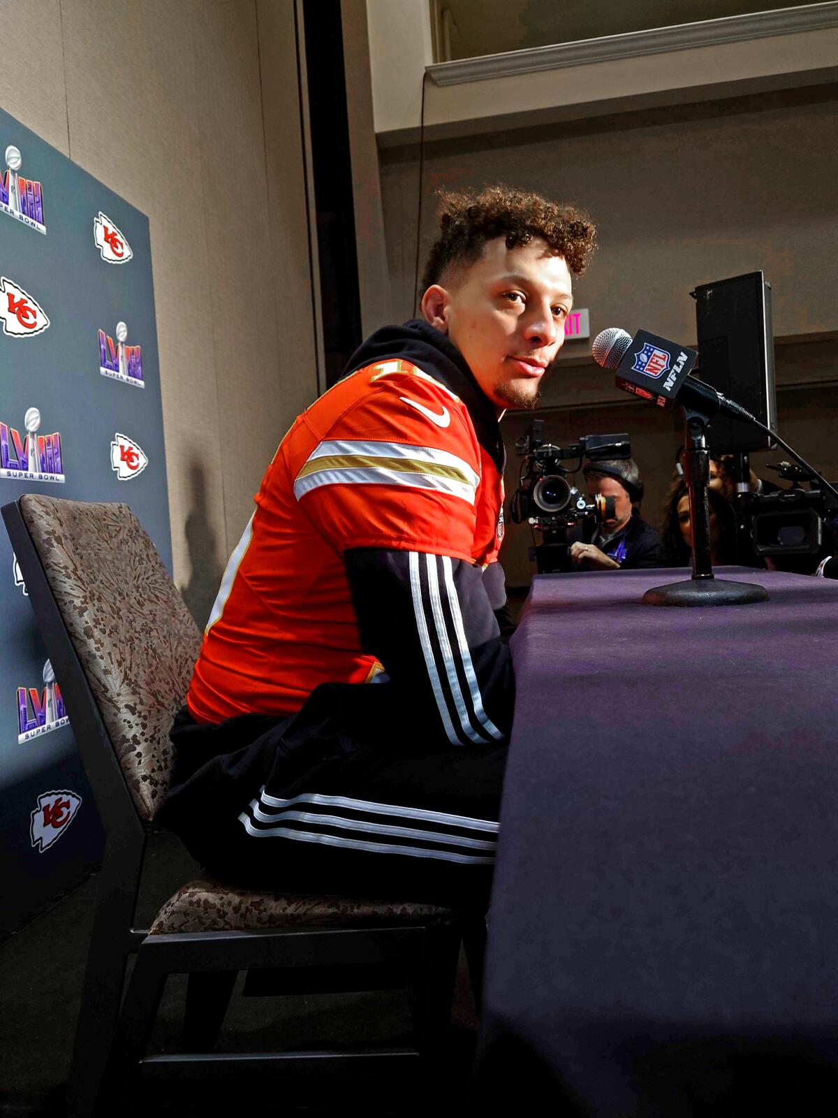 Atravessei a multidão de repórteres esportivos para chegar perto do quarterback do Kansas City Chiefs, Patrick Mahomes.