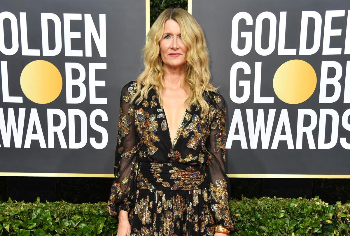 La actriz Laura Dern a su paso por la alfombra roja de los Globos de Oro.