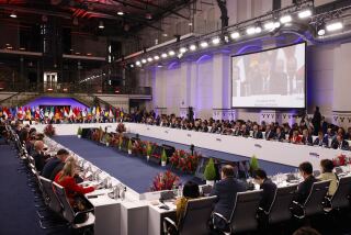 Ministros de Relaciones Exteriores y otros representantes participan en una reunión de alto nivel de la Organización para la Seguridad y la Cooperación en Europa (OSCE), en Lodz, Polonia, el jueves 1 de diciembre de 2022. (AP Foto/Michal Dyjuk)