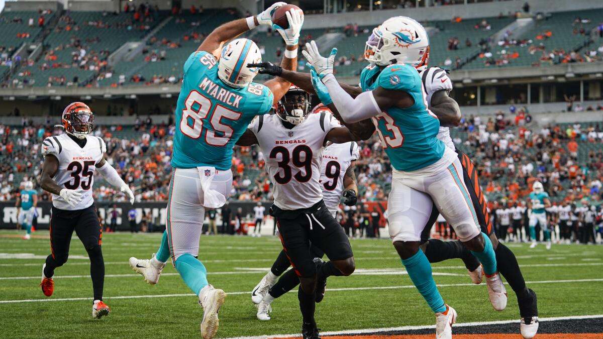 Burrow returns, but Dolphins rally to win